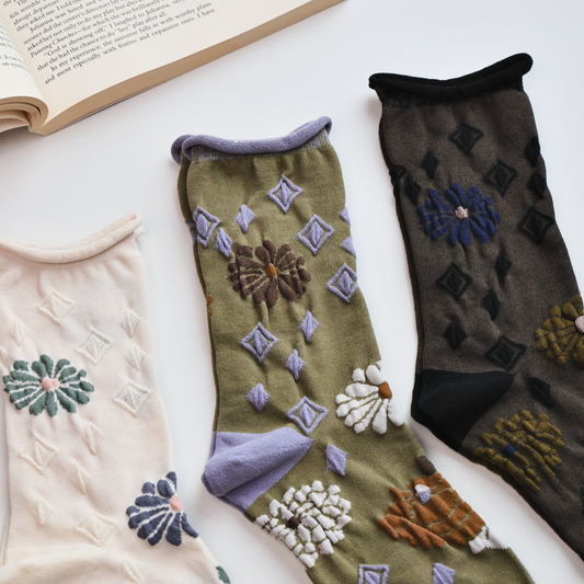 Soft Nostalgia You Can Wear: The Retro Floral Socks That Feel Like Home