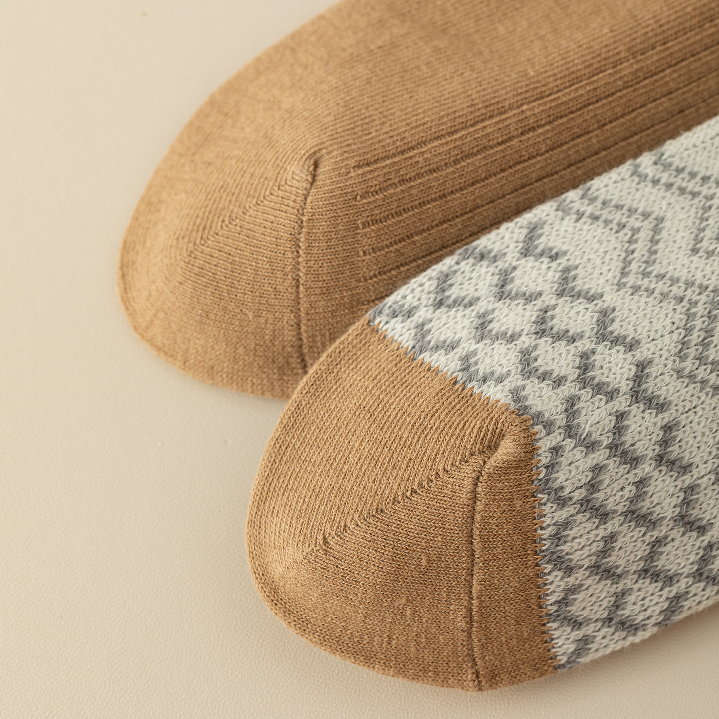 2-Pack Women's Grey Cotton Socks: Stylish Bear Pattern for Cozy Comfort