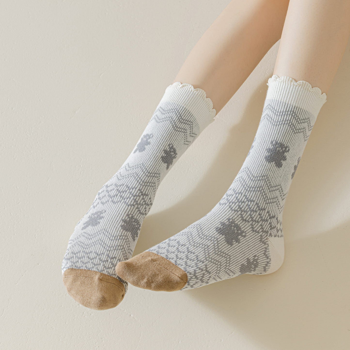 2-Pack Women's Grey Cotton Socks: Stylish Bear Pattern for Cozy Comfort