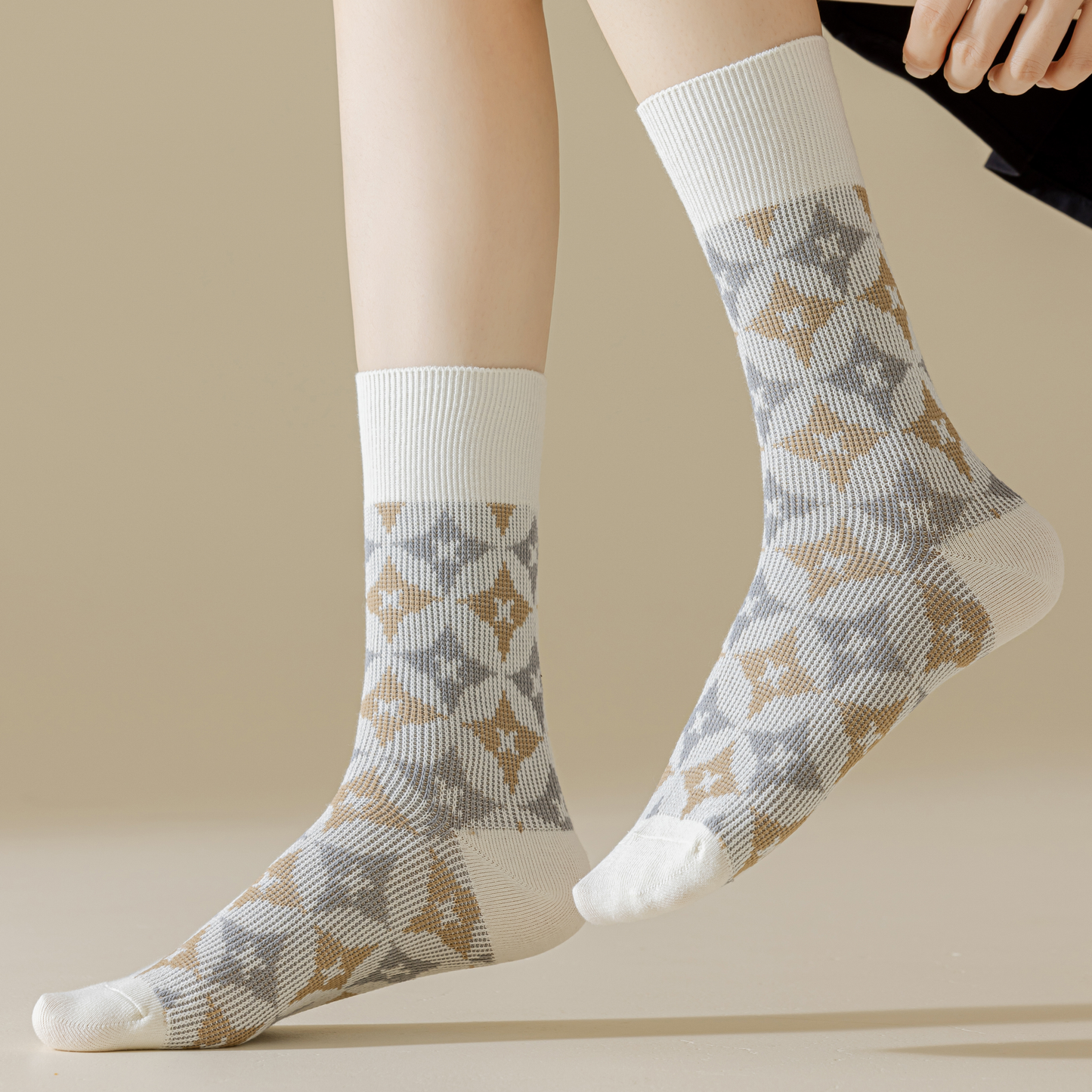 2-Pack Women's Grey Cotton Socks: Stylish Bear Pattern for Cozy Comfort