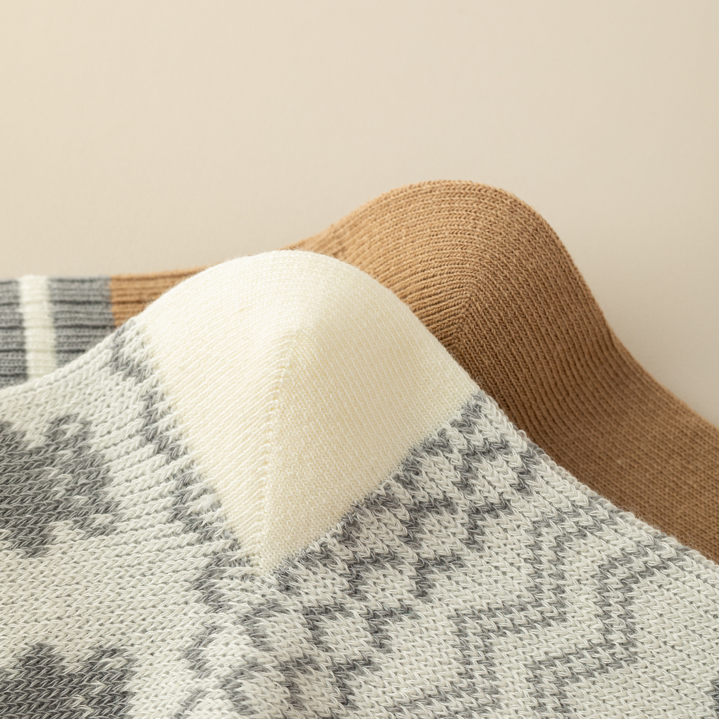 2-Pack Women's Grey Cotton Socks: Stylish Bear Pattern for Cozy Comfort