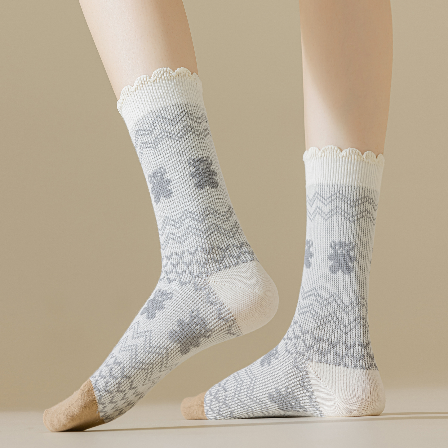 2-Pack Women's Grey Cotton Socks: Stylish Bear Pattern for Cozy Comfort