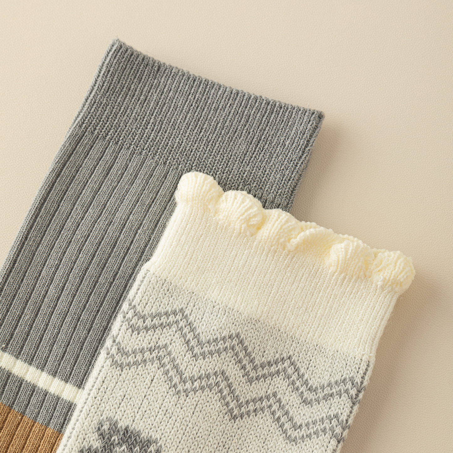2-Pack Women's Grey Cotton Socks: Stylish Bear Pattern for Cozy Comfort
