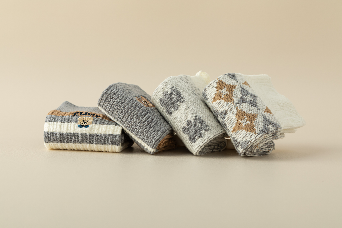 2-Pack Women's Grey Cotton Socks: Stylish Bear Pattern for Cozy Comfort