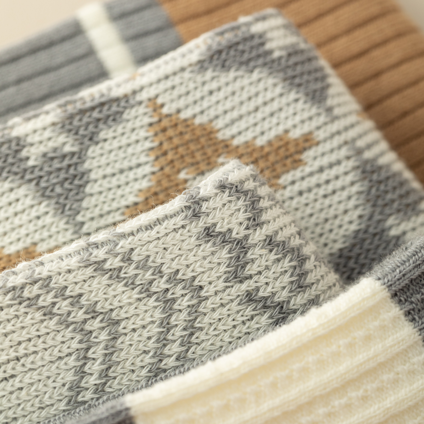 2-Pack Women's Grey Cotton Socks: Stylish Bear Pattern for Cozy Comfort