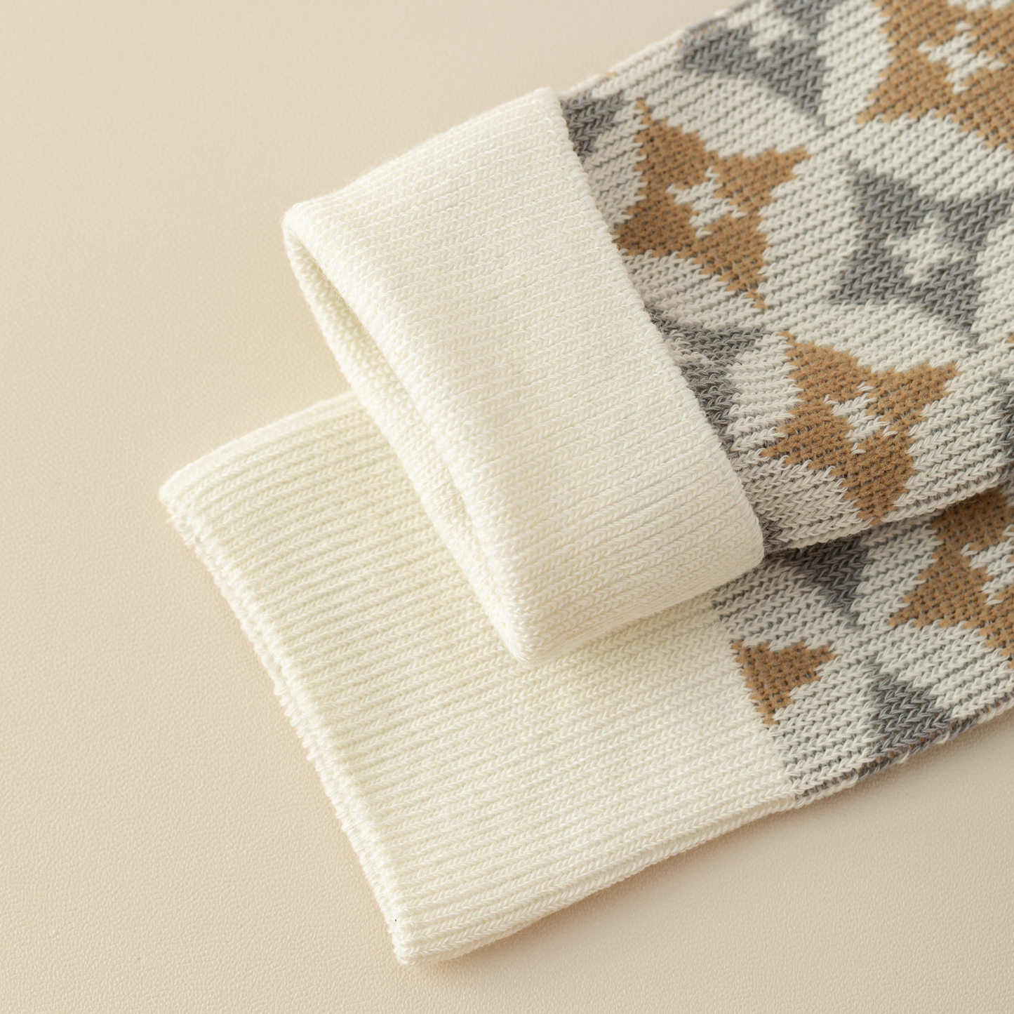 2-Pack Women's Grey Cotton Socks: Stylish Bear Pattern for Cozy Comfort