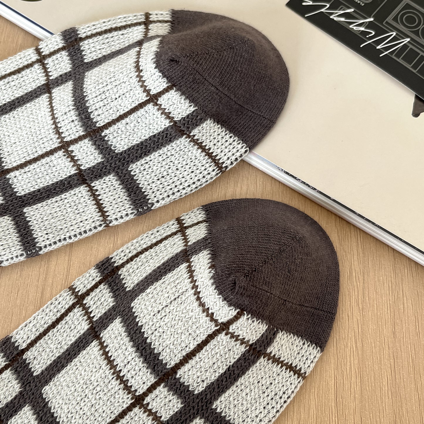 2-Pack Men's Classic Cotton Socks: Retro Elegance for Business Casual Attire