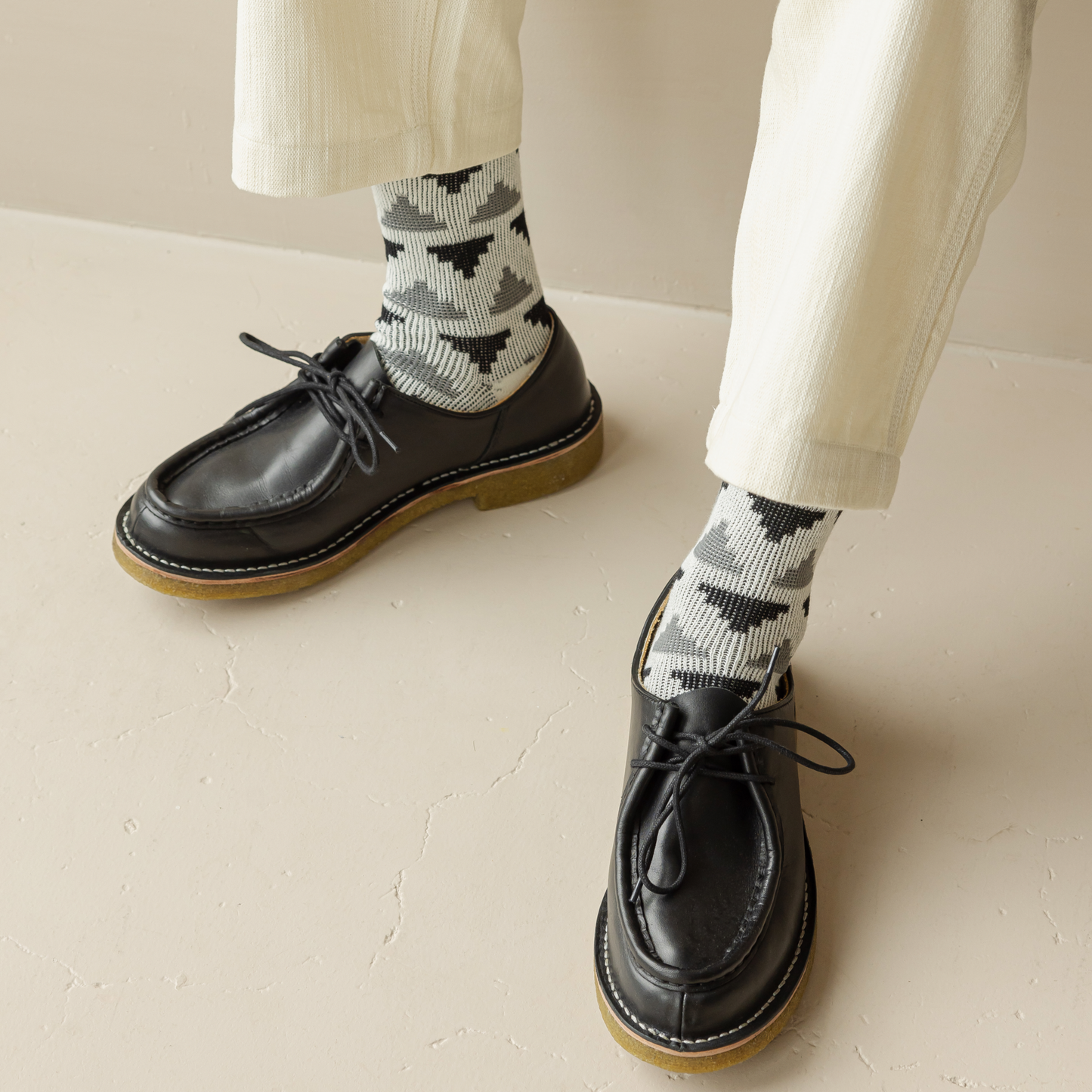 2-Pack Men's Classic Retro Minimalist Cotton Socks: Perfect for Business Casual Wear