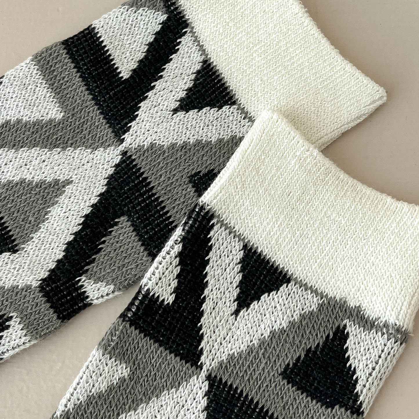 2-Pack Men's Classic Retro Minimalist Cotton Socks: Perfect for Business Casual Wear