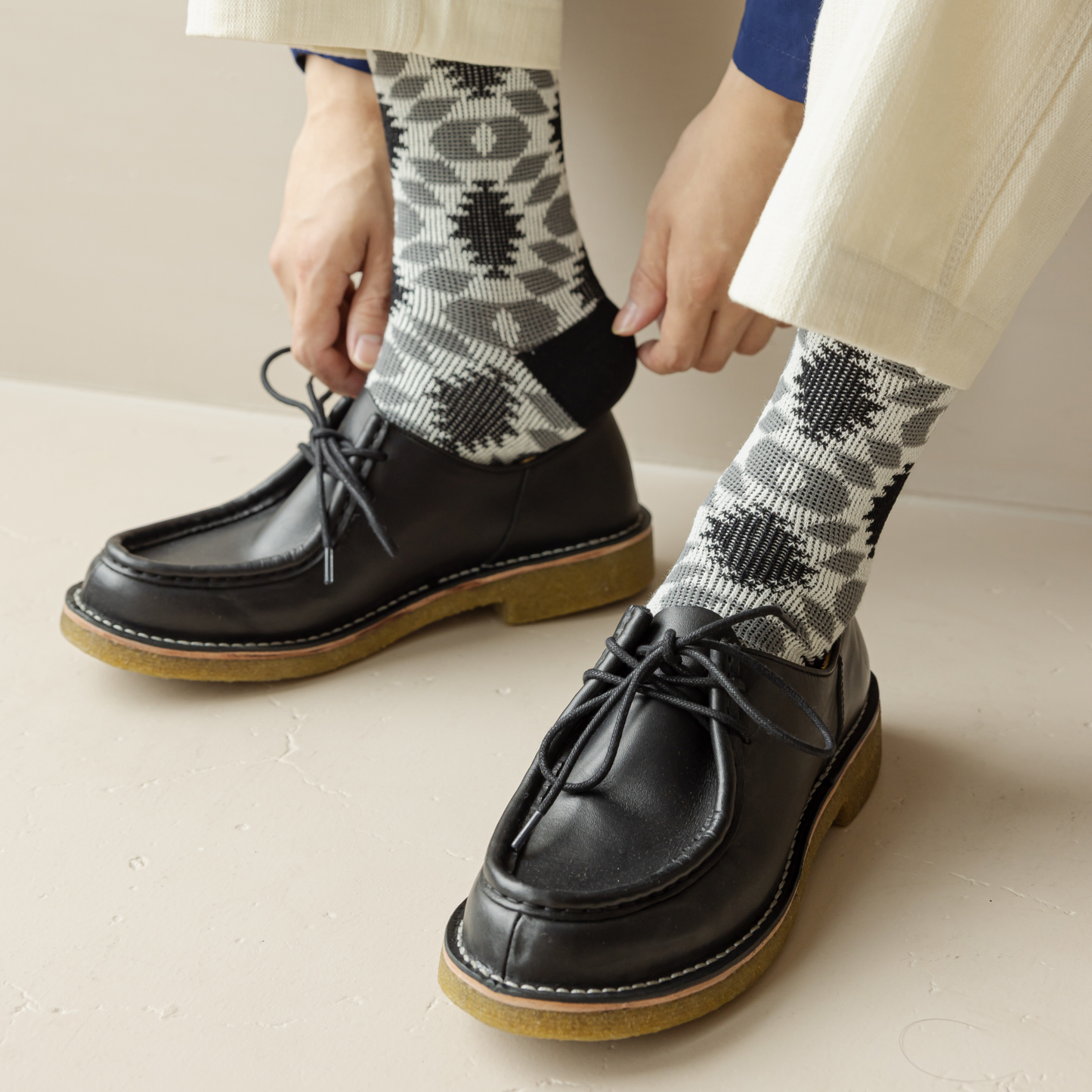 2-Pack Men's Classic Retro Minimalist Cotton Socks: Perfect for Business Casual Wear