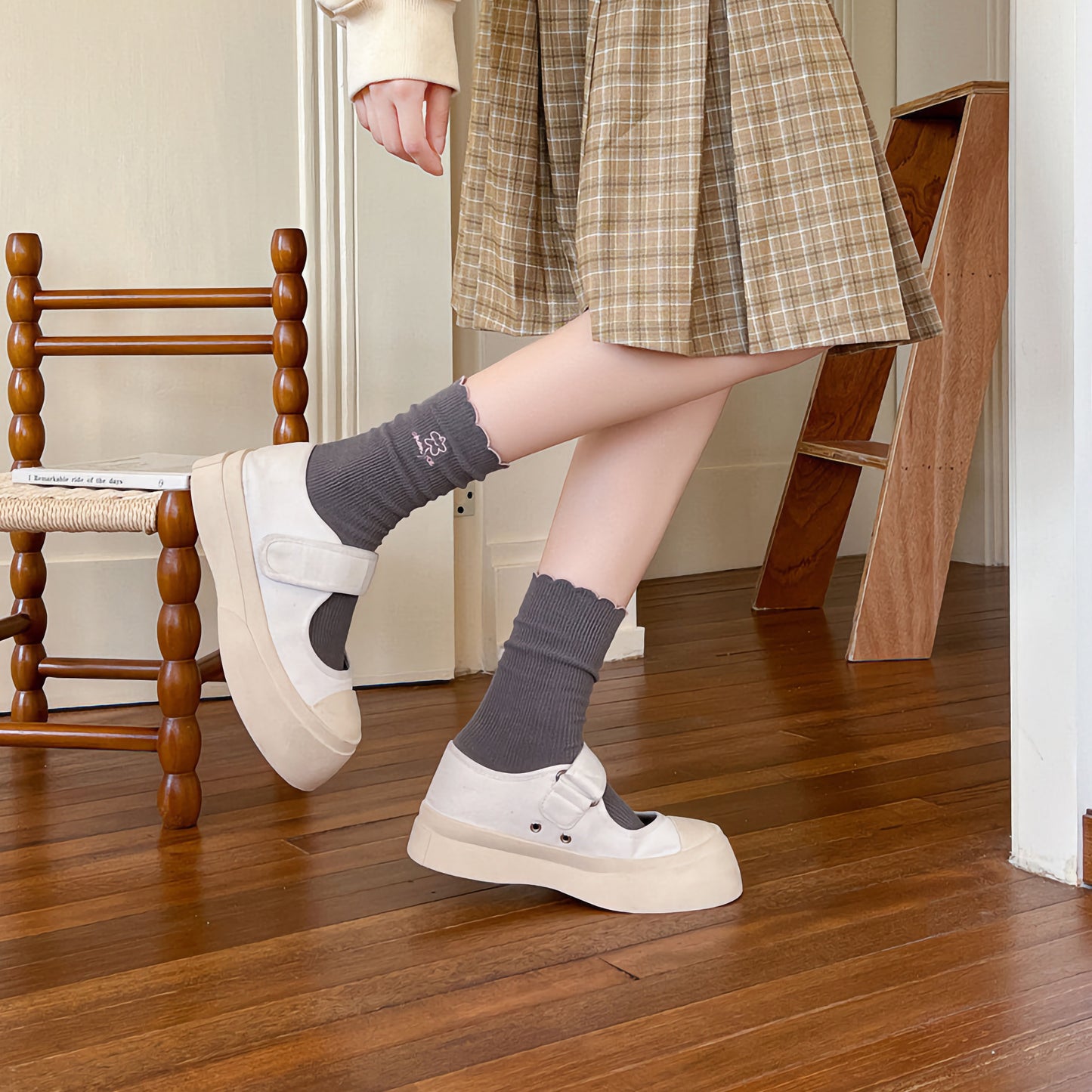2-Pack Vintage Embroidered Floral Cotton Socks with Ruffled Edge