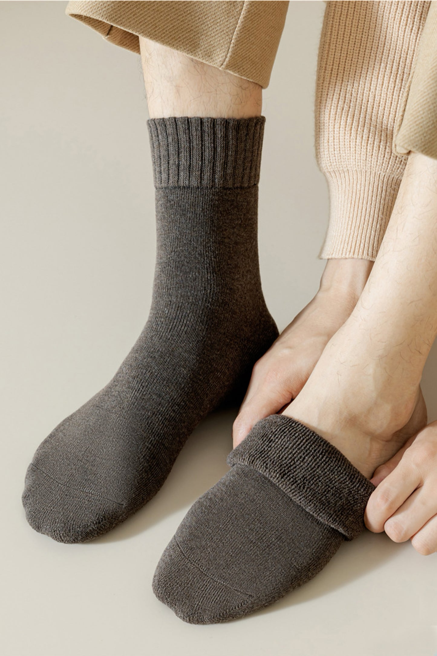 2-Pack Men's Wool Socks - Minimalist Warm Solid Colors for Winter