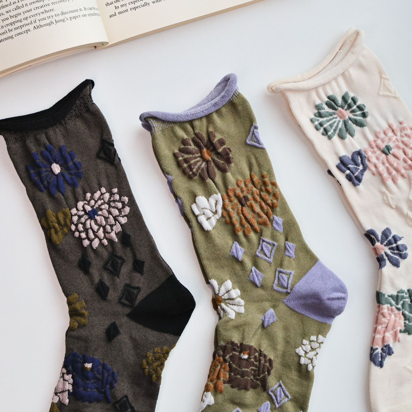 2-Pack Women’s Retro Floral Cotton Crew Socks – Rolled Cuff Design