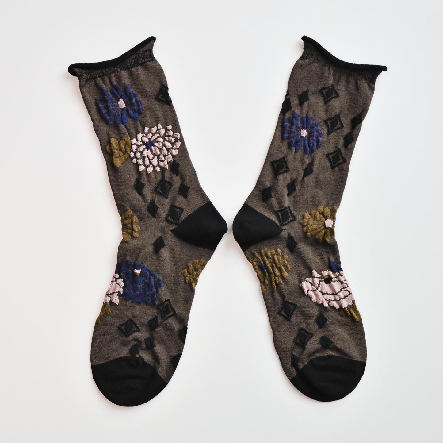 2-Pack Women’s Retro Floral Cotton Crew Socks – Rolled Cuff Design