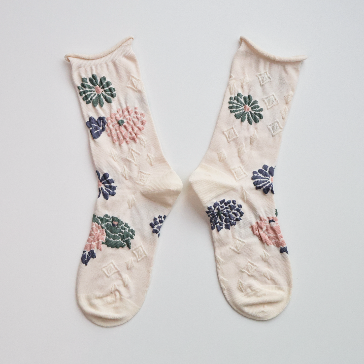 2-Pack Women’s Retro Floral Cotton Crew Socks – Rolled Cuff Design