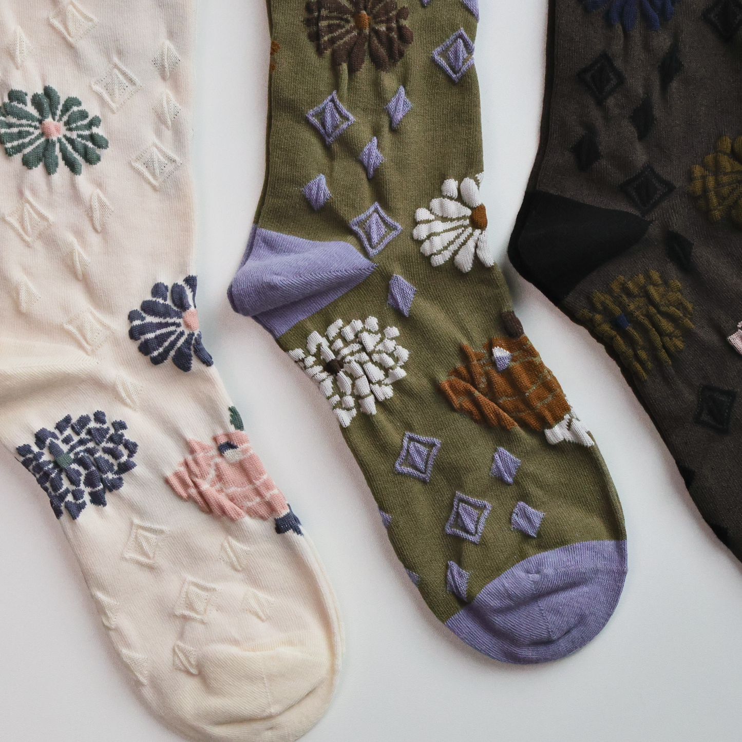 2-Pack Women’s Retro Floral Cotton Crew Socks – Rolled Cuff Design