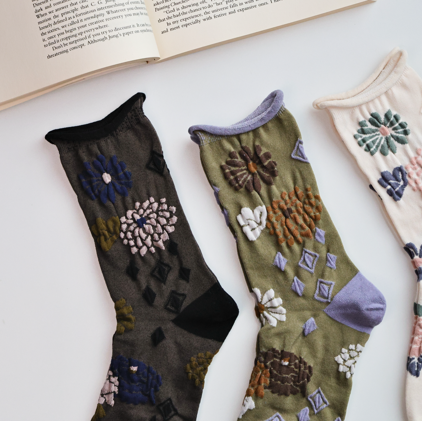 2-Pack Women’s Retro Floral Cotton Crew Socks – Rolled Cuff Design