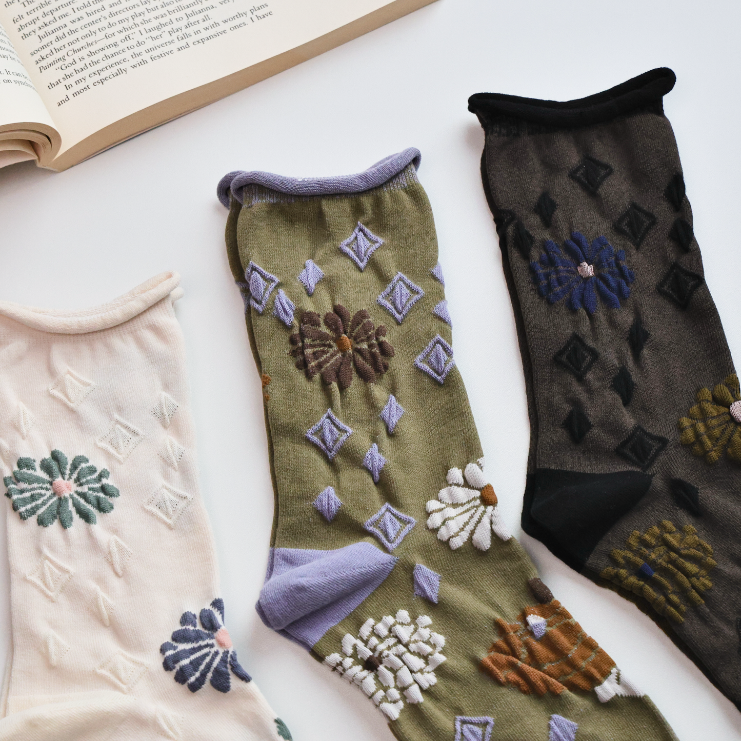 2-Pack Women’s Retro Floral Cotton Crew Socks – Rolled Cuff Design