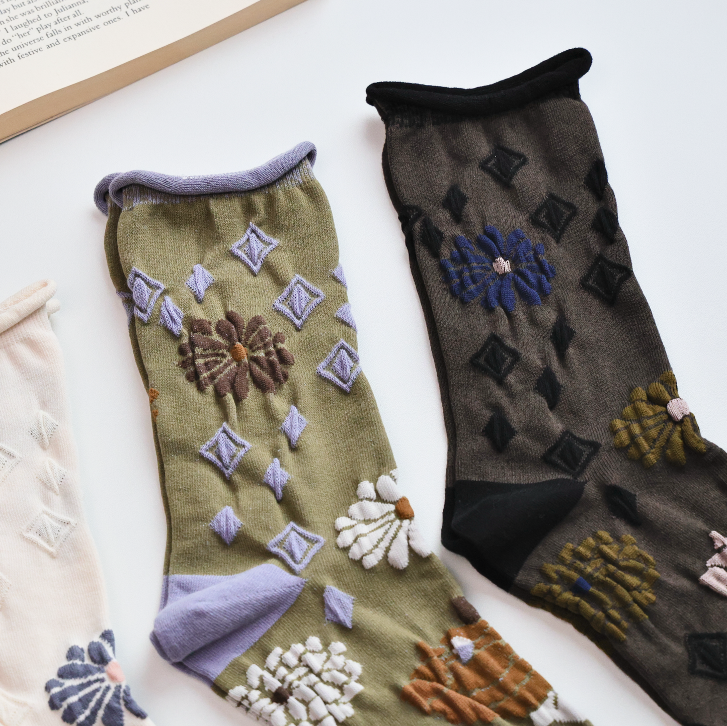 2-Pack Women’s Retro Floral Cotton Crew Socks – Rolled Cuff Design