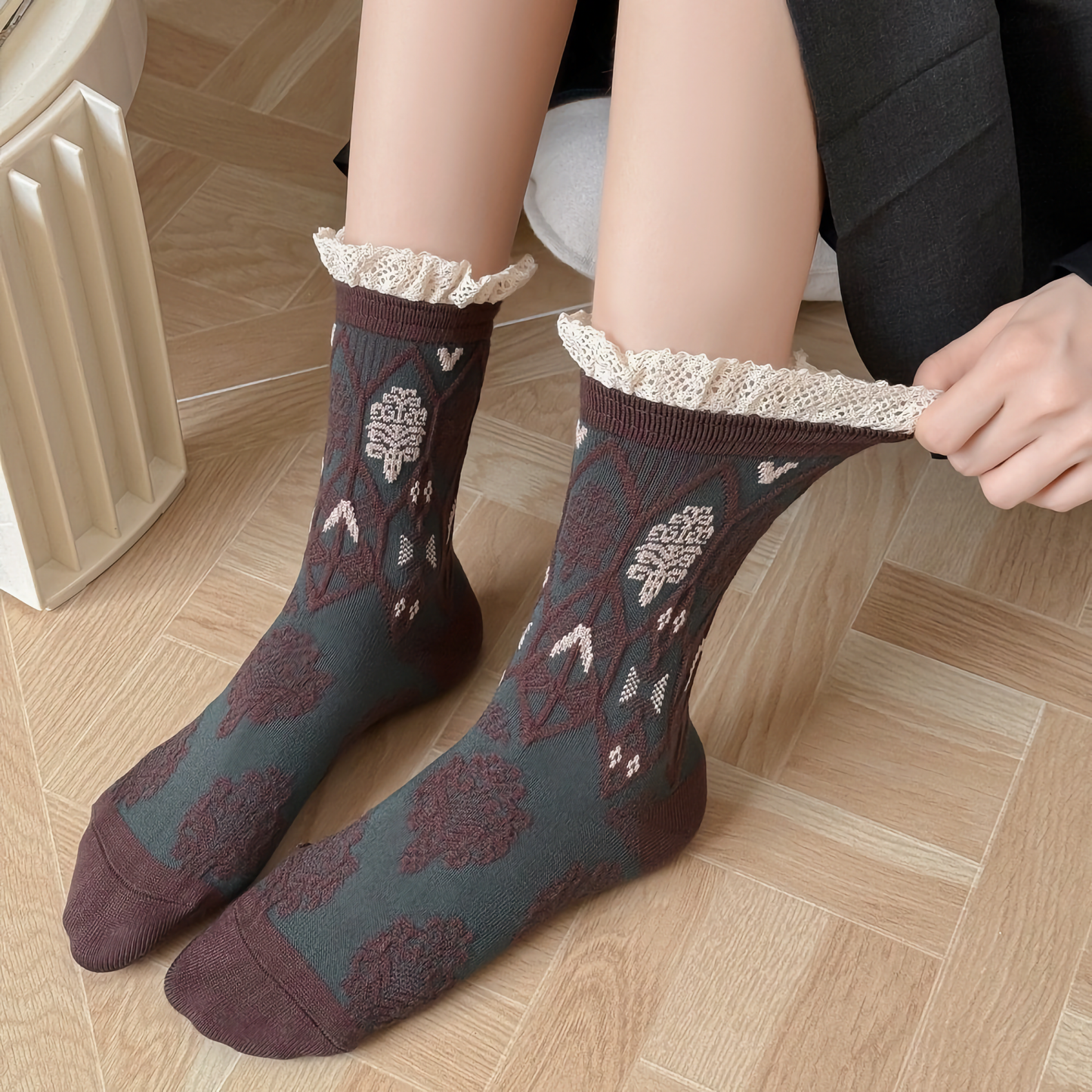 2-Pack All-Season Vintage Lace-Trimmed Cotton Crew Socks for Women - Elegant Style