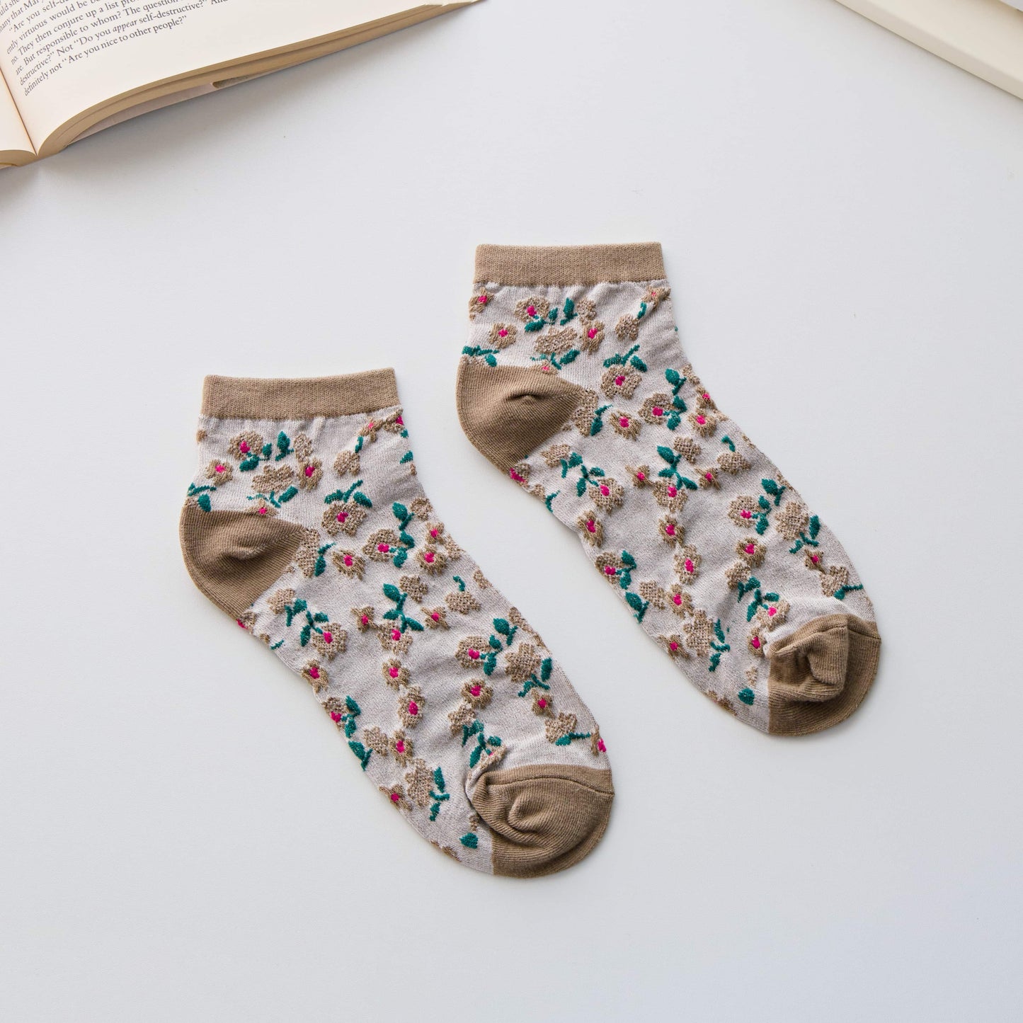 2-Pack Women’s Floral Embroidered Ankle Socks – Soft Lightweight