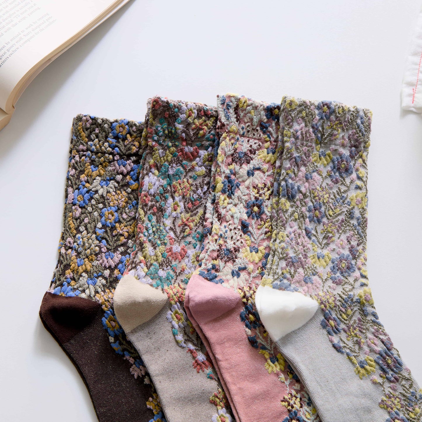 2-Pack Women’s Retro Floral Cotton Crew Socks – Soft Vintage Style