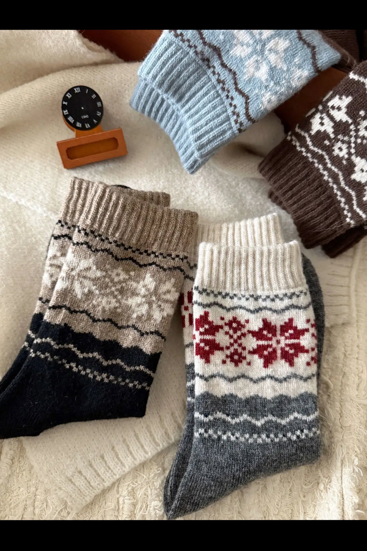 2-Pack Women's Wool Socks - Warm Snowflake Design for Winter