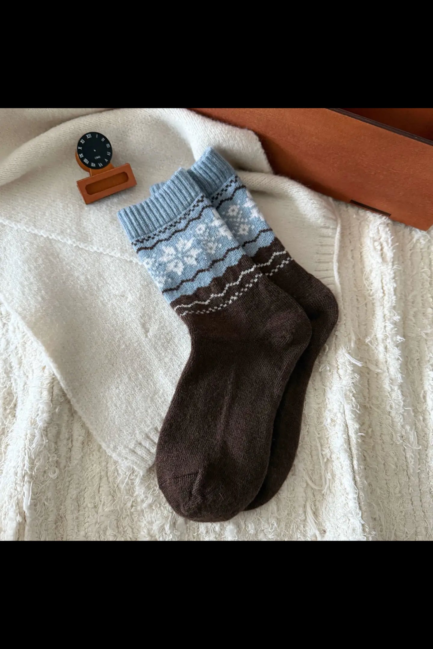 2-Pack Women's Wool Socks - Warm Snowflake Design for Winter