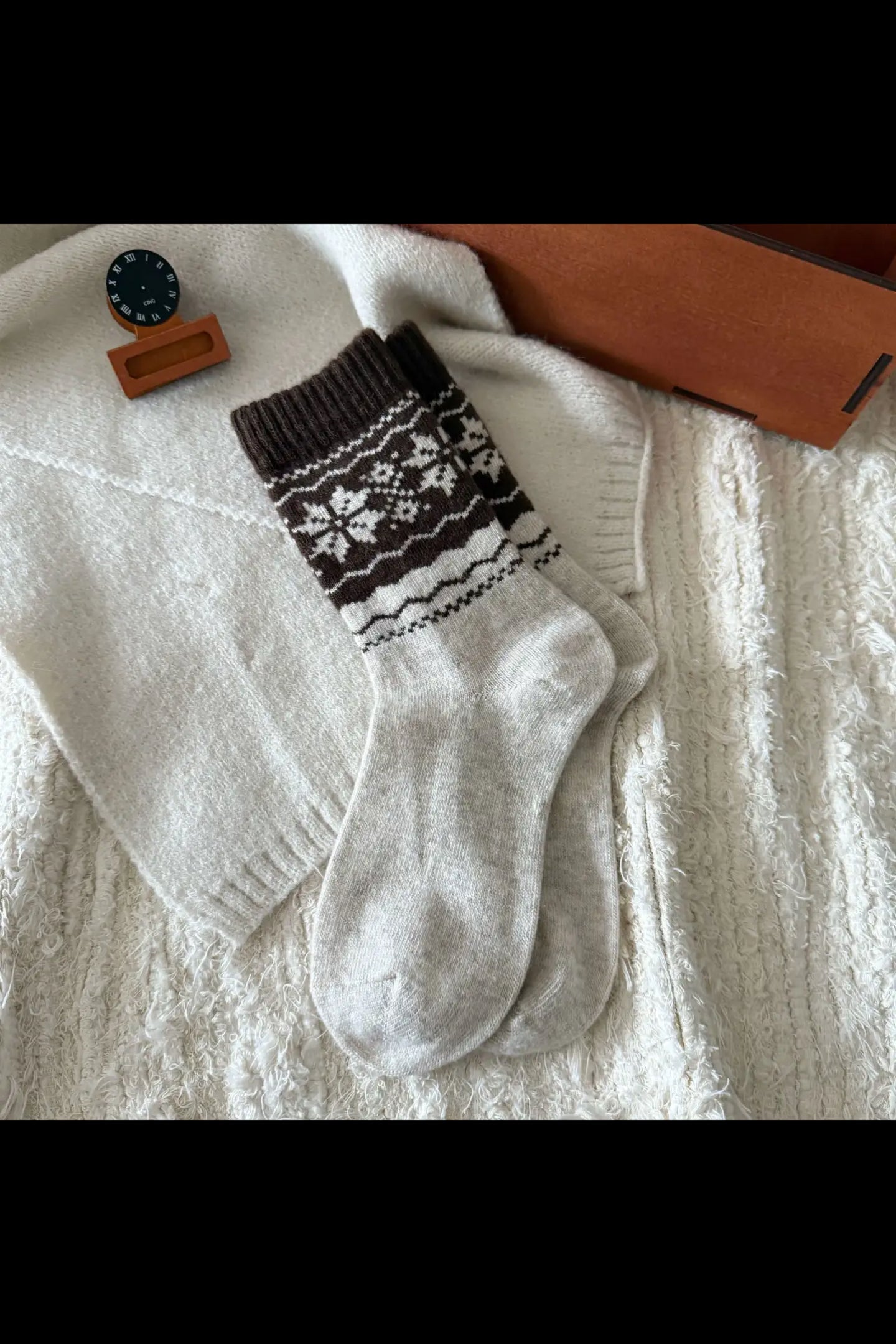 2-Pack Women's Wool Socks - Warm Snowflake Design for Winter