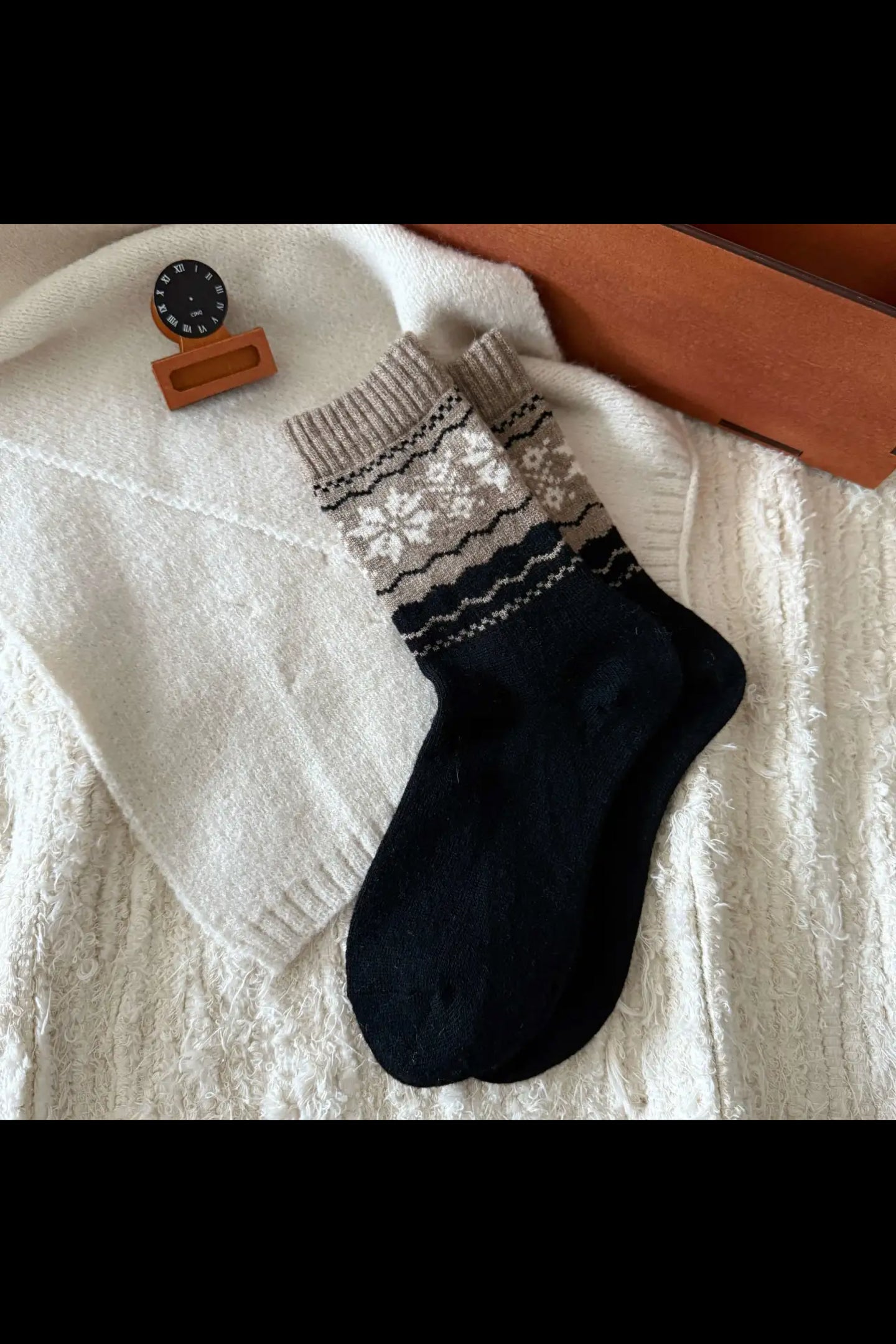 2-Pack Women's Wool Socks - Warm Snowflake Design for Winter