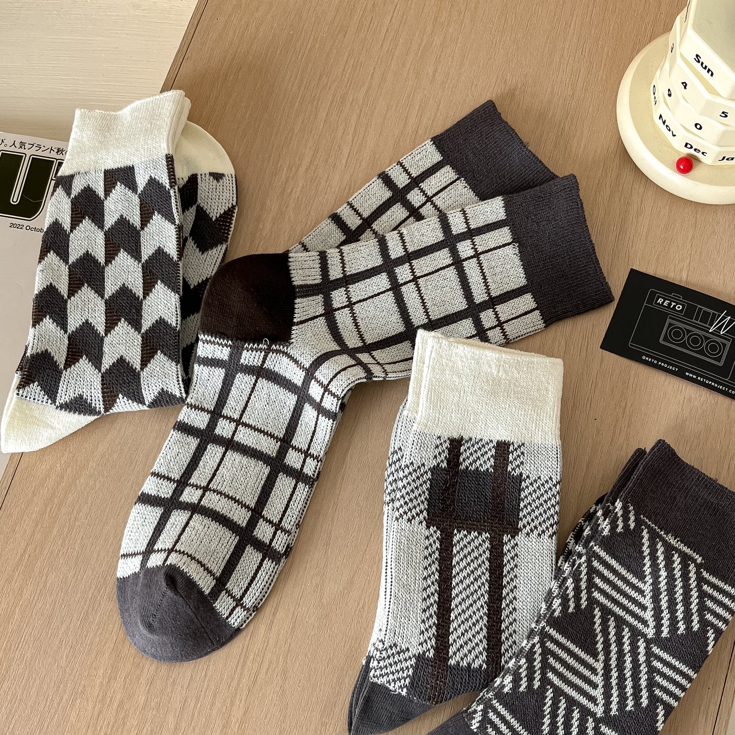 2-Pack Men's Classic Cotton Socks: Retro Elegance for Business Casual Attire