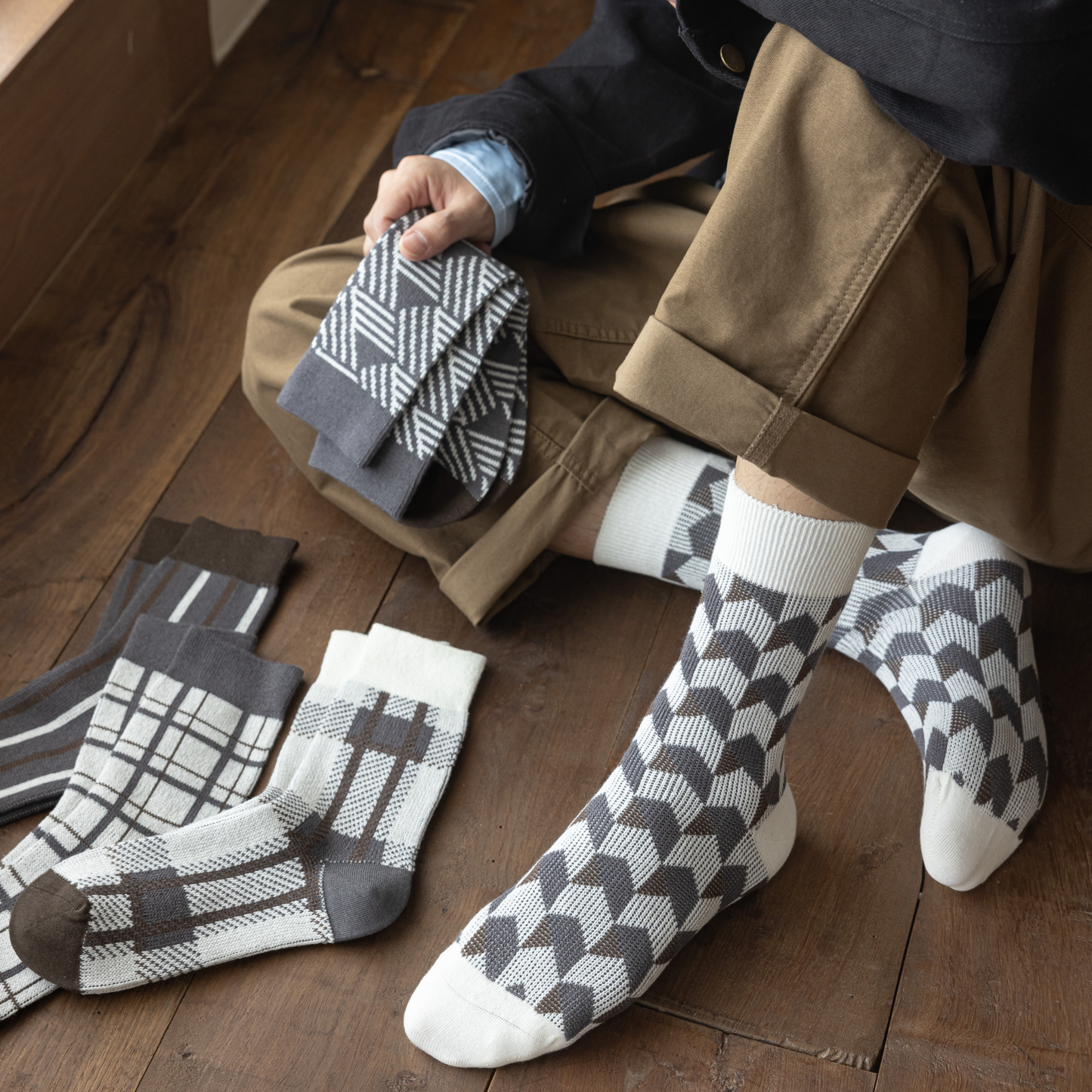 2-Pack Men's Classic Cotton Socks: Retro Elegance for Business Casual Attire