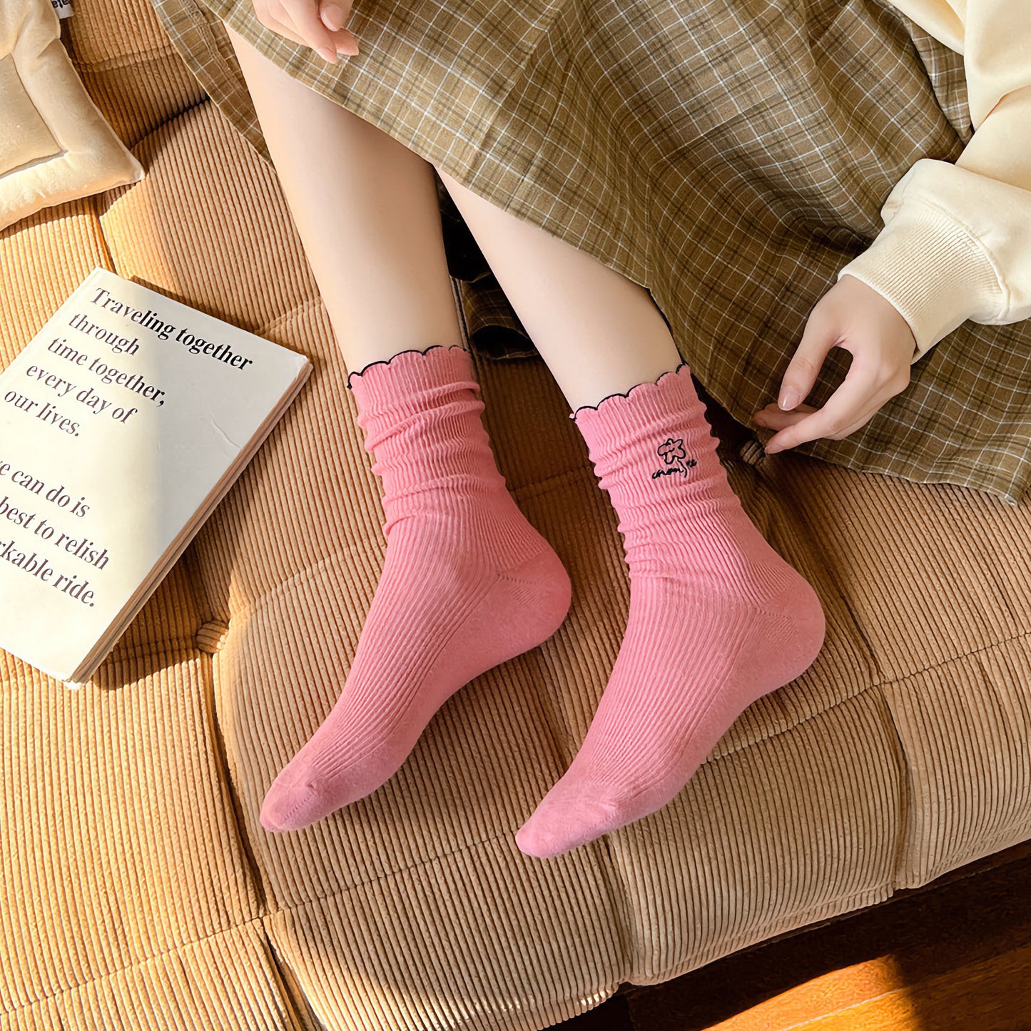 2-Pack Vintage Embroidered Floral Cotton Socks with Ruffled Edge
