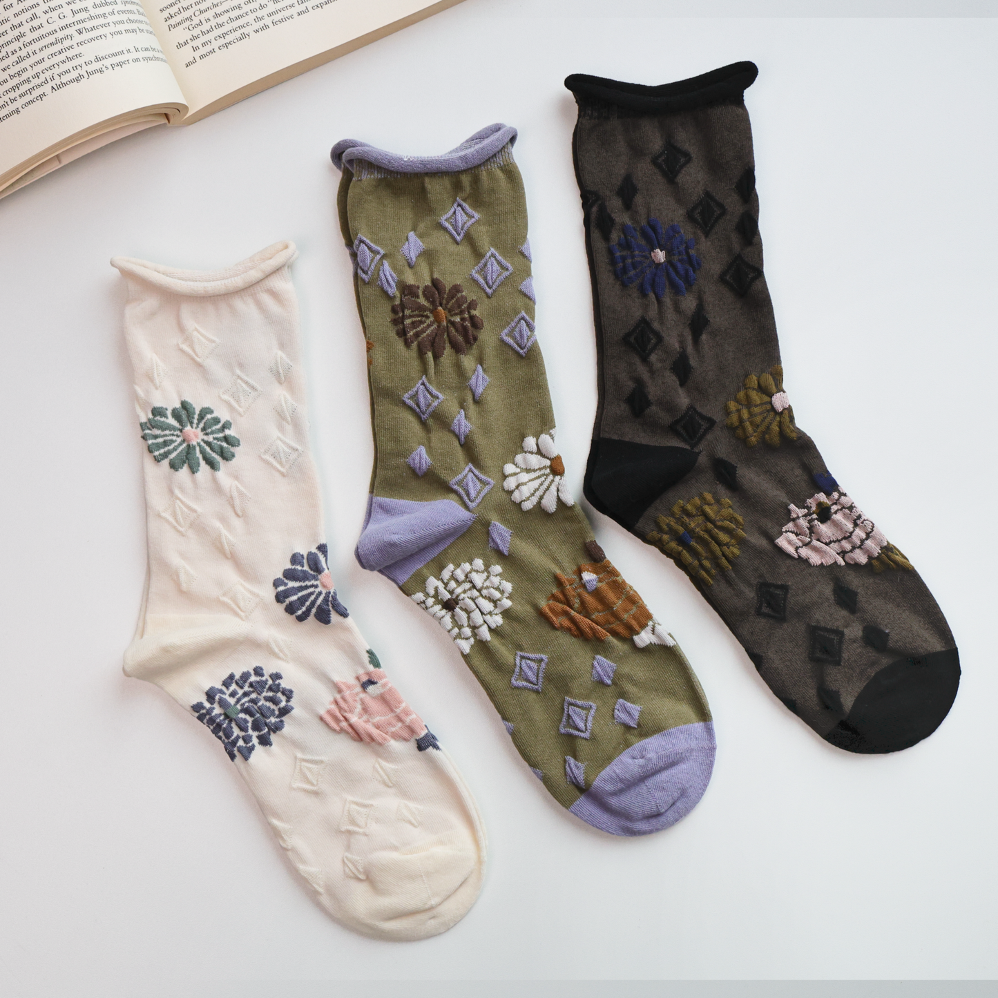2-Pack Women’s Retro Floral Cotton Crew Socks – Rolled Cuff Design