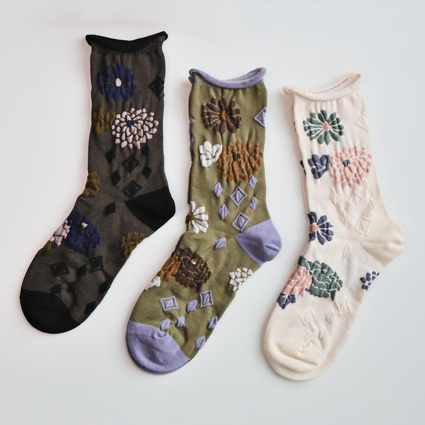 2-Pack Women’s Retro Floral Cotton Crew Socks – Rolled Cuff Design