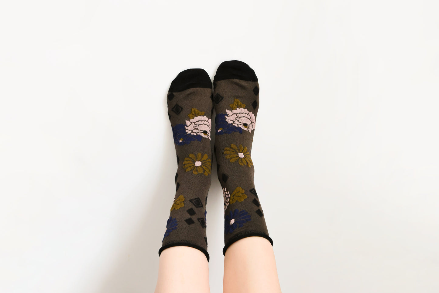 2-Pack Women’s Retro Floral Cotton Crew Socks – Rolled Cuff Design