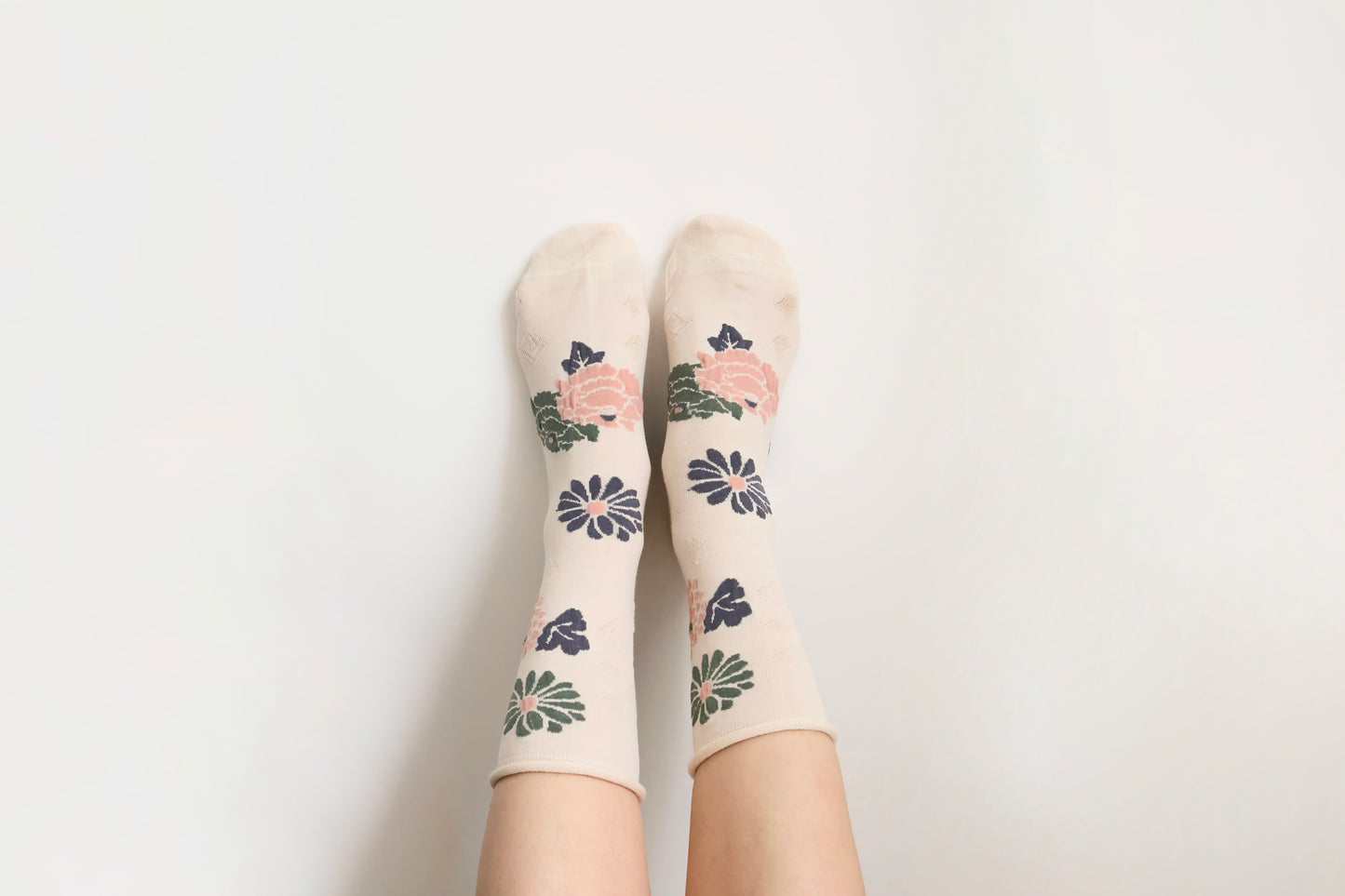 2-Pack Women’s Retro Floral Cotton Crew Socks – Rolled Cuff Design