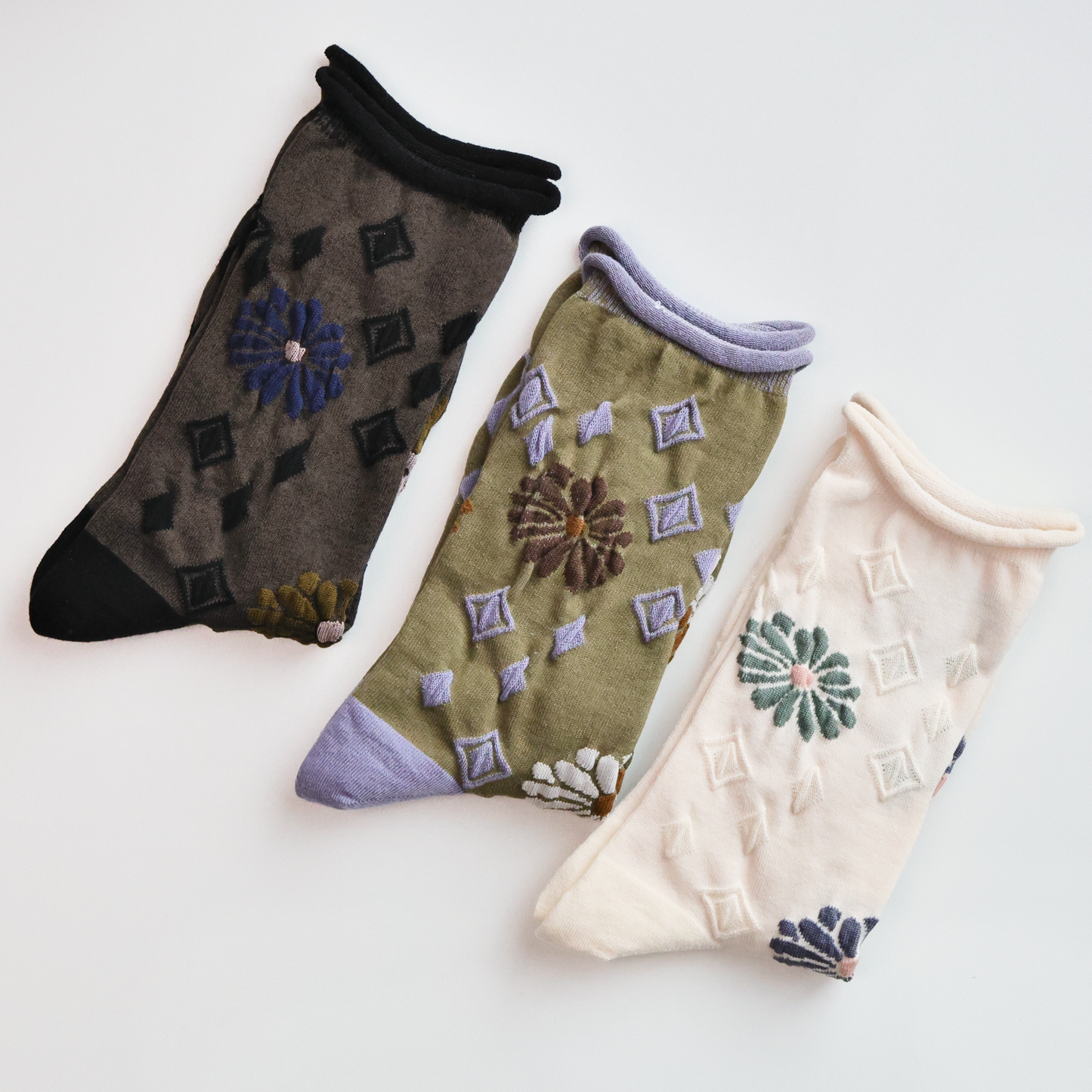 2-Pack Women’s Retro Floral Cotton Crew Socks – Rolled Cuff Design