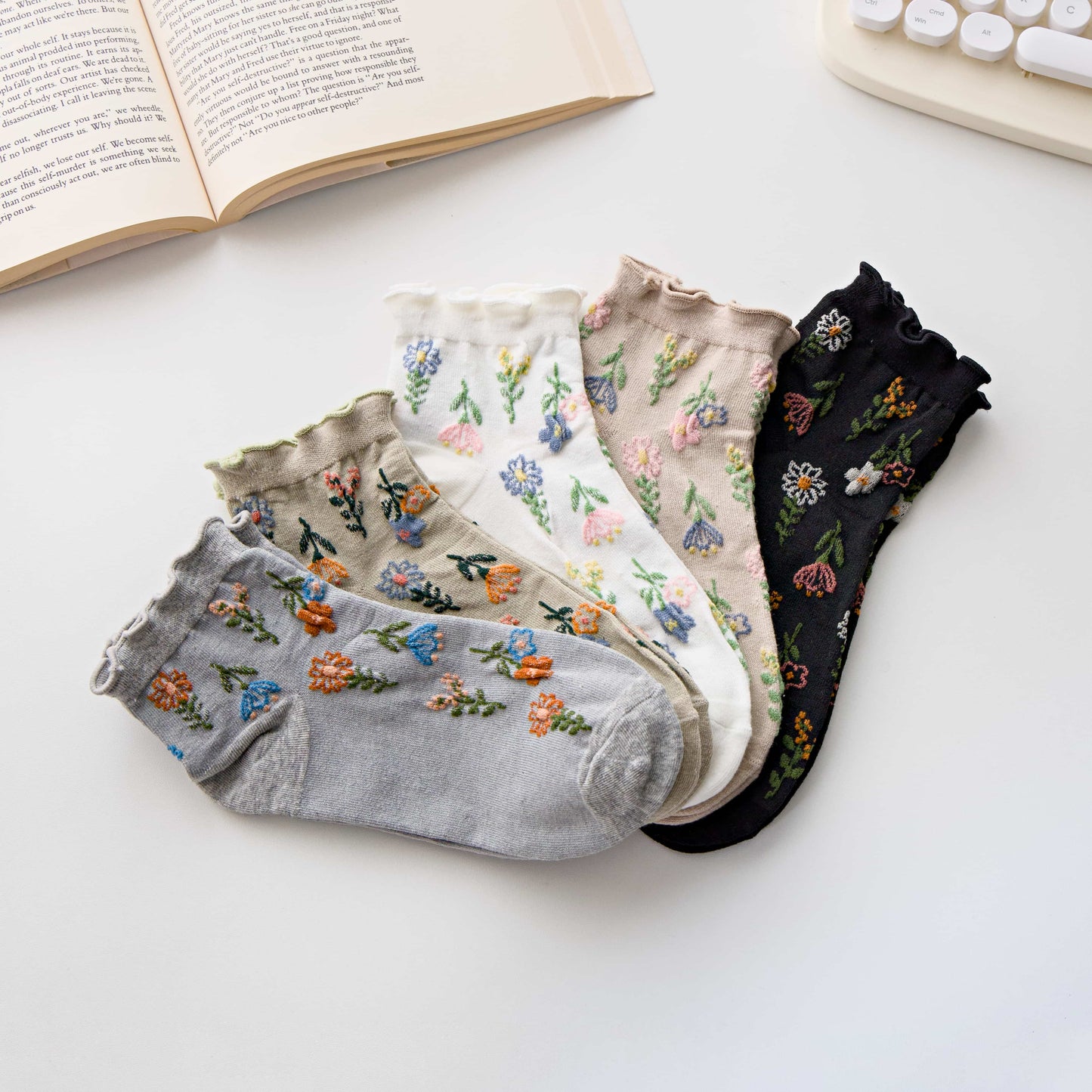 2-Pack Women’s Floral Embroidered Ankle Socks – Soft Cotton