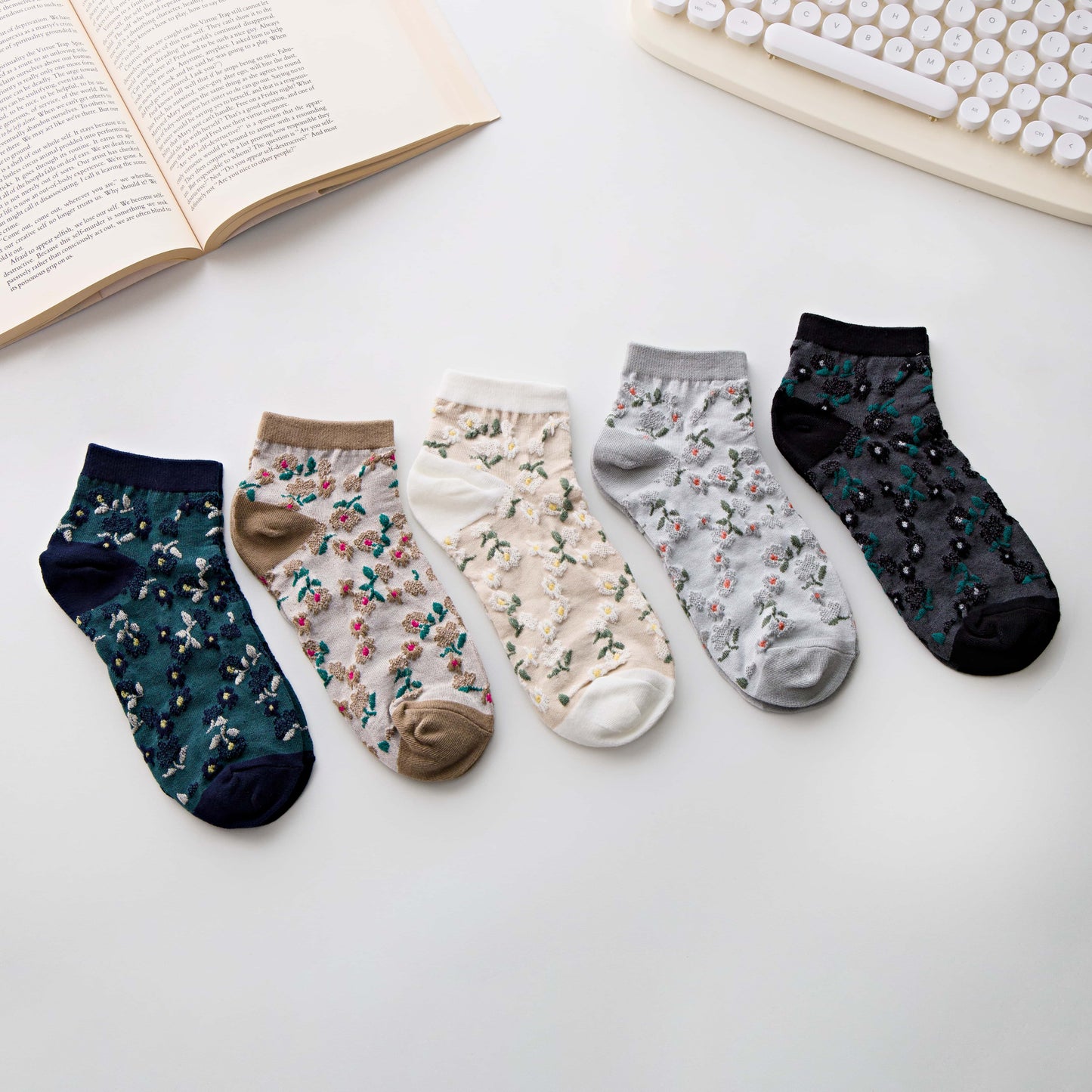 2-Pack Women’s Floral Embroidered Ankle Socks – Soft Lightweight