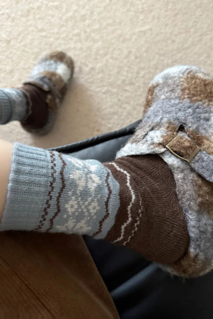 2-Pack Women's Wool Socks - Warm Snowflake Design for Winter